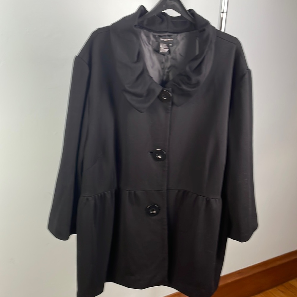 Soft, black Jersey fabric. Ruched collar, 3 big buttons. 3x